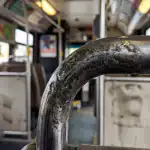 De ce după autobuz există o placă întunecată pe palmele mâinilor și cum să o eliminați rapid 1774986323_de-ce-dupa-autobuz-exista-o-placa-intunecata-pe-palmele.png