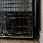 De ce obiceiul de a pune frigiderul aproape de perete ucide aparatele și cum am rezolvat problema de-ce-obiceiul-de-a-pune-frigiderul-aproape-de-perete.webp.webp