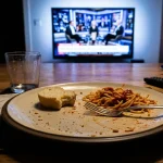 Cum obiceiul nostru de a mânca în fața televizorului ne răpește energia și pofta de viață cum-obiceiul-nostru-de-a-manca-in-fata-televizorului-ne.webp.webp